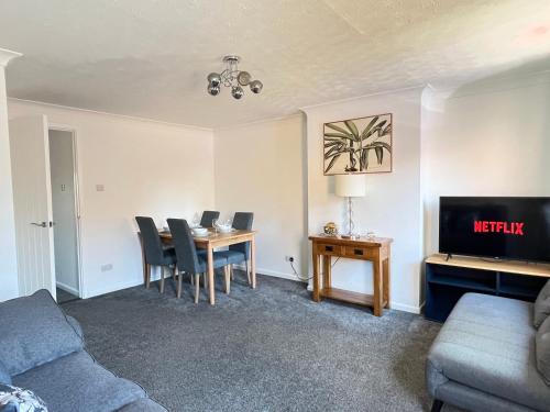 Modern 2 bed townhouse just outside City Walls with free private parking