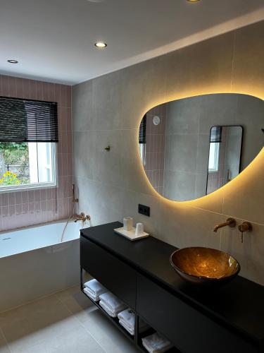 Bed en Baguette Room Type - Deluxe Double Room with Bath