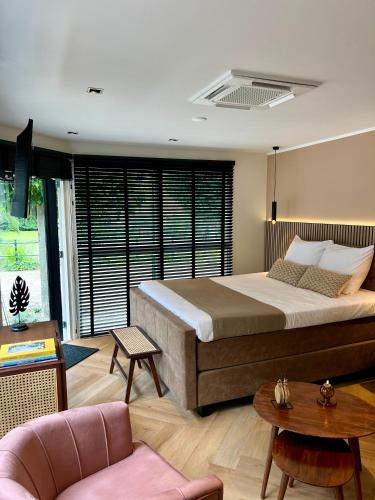 Bed en Baguette Room Type - Deluxe Double Room with Bath