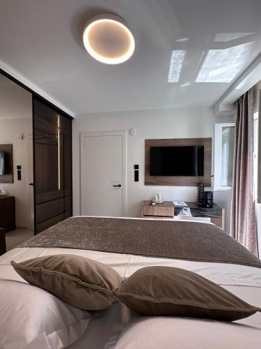 Luxury Rooms Andrea - Tap to explore photos