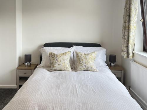 Modern 2 bed townhouse just outside City Walls with free private parking