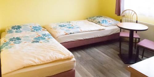 2 twin beds
