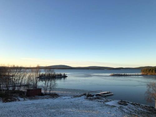 Upea Villa Lapin Kulta hirsihuvila Inarijärven rannalla