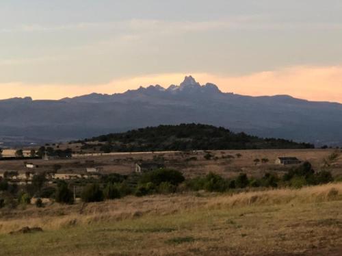 Chui Cottage with tennis facing Mt Kenya & near Ngare Ndare