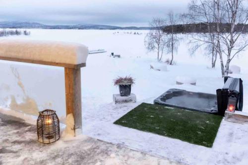 Upea Villa Lapin Kulta hirsihuvila Inarijärven rannalla