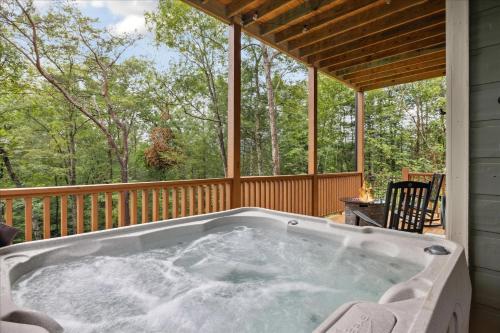 Hot tub, Chasing the Son Cabin cabin in Oldham