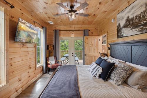Chasing the Son Cabin cabin in Oldham