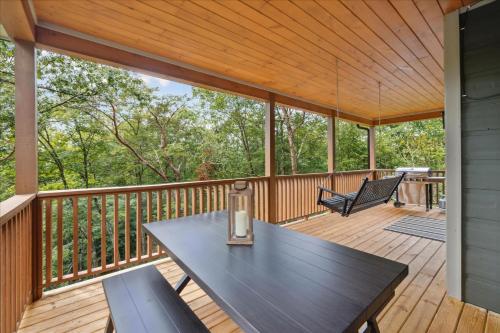 Balcony/terrace, Chasing the Son Cabin cabin in Oldham