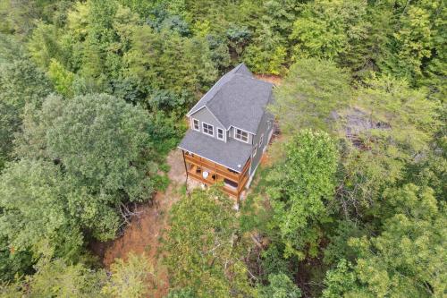 Exterior view, Chasing the Son Cabin cabin in Oldham