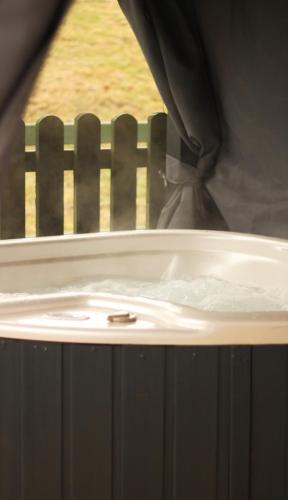 Karstais baseins, Caer Fedwen Barns Blodyn Cottage Cosy Self Catering with Private Hot Tub in Llandyrnog