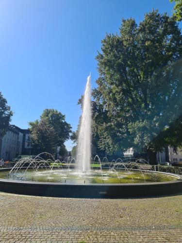 クレーフェルト Schone 2 Zimmer Apartment City, Netflix &Prime 2つ星 シングルルーム レストラン