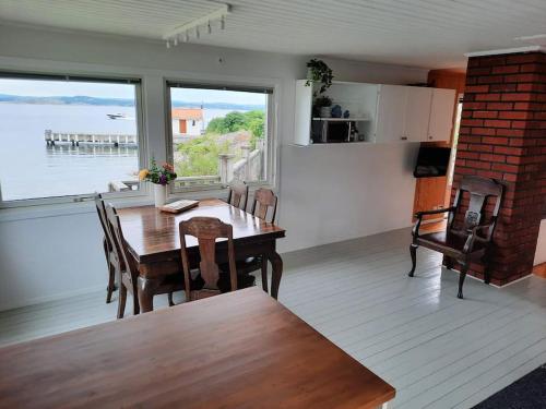 Iekārtas, Cabin at the sea close to public beach with a jumpingtower in Höviksnäs
