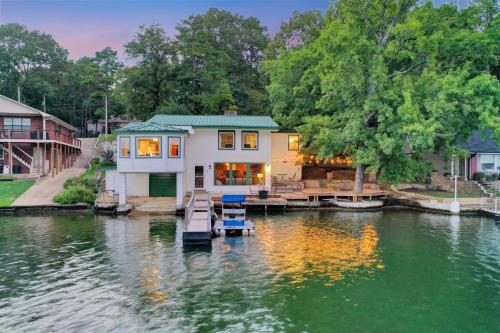 Lake Haven Chateau - Hot Tub, Game Room, Pontoon Boat, 3BR, 3 Bathroom, Hot Springs