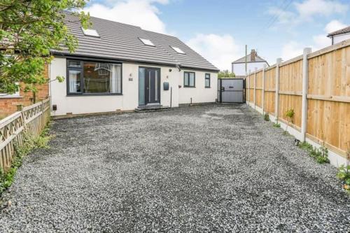 Modern Harrogate house sleeps 10, cinema room & hot tub gîte à louer Nidd