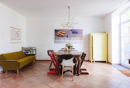 Spacious and kids-friendly modernized farmhouse near city of Cologne