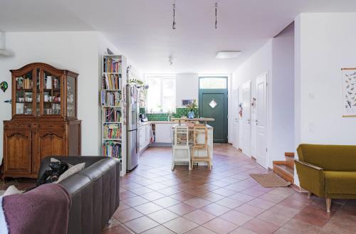 Spacious and kids-friendly modernized farmhouse near city of Cologne