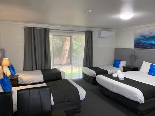 1 queen bed, 3 twin beds