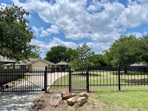 Boulder Bay on Lake Buchanan, Hot Tub, Dog Friendly private fenced and gated home! in Buchanan Dam, USA