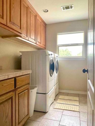 Boulder Bay on Lake Buchanan, Hot Tub, Dog Friendly private fenced and gated home! in Buchanan Dam, USA