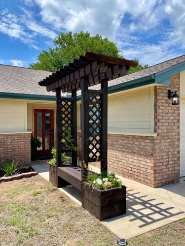 Boulder Bay on Lake Buchanan, Hot Tub, Dog Friendly private fenced and gated home! in Buchanan Dam, USA
