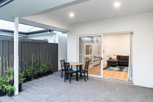 Modern Share house, private bedroom with double size bed, 7min to beach in Mitchell Park