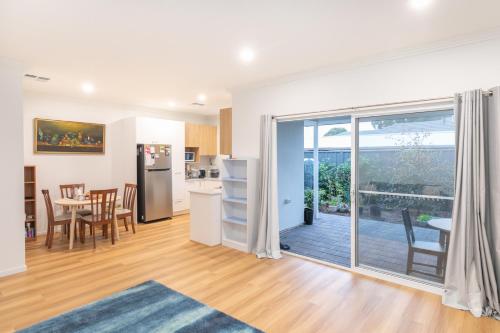 Modern Share house, private bedroom with double size bed, 7min to beach in Mitchell Park