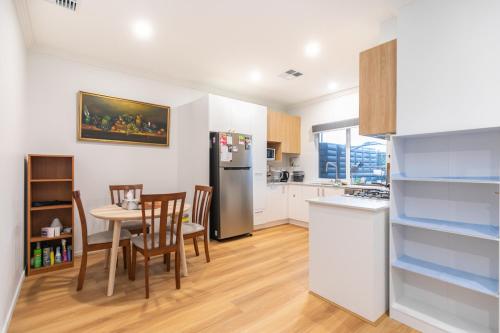 Modern Share house, private bedroom with double size bed, 7min to beach in Mitchell Park