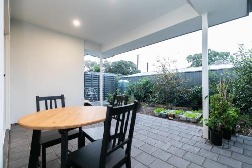 Modern Share house, private bedroom with double size bed, 7min to beach in Mitchell Park