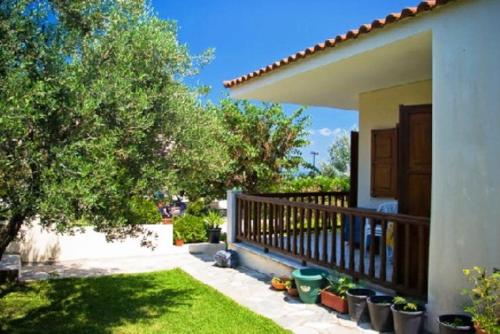 Gi Ga Mar Located in Kriopigi, Gi Ga Mar is a perfect starting point from which to explore Chalkidiki. The hotel offers guests a range of services and amenities designed to provide comfort and convenience. To b