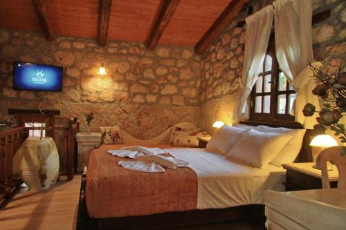 1 king bed, 1 twin bed, 2 sofa beds