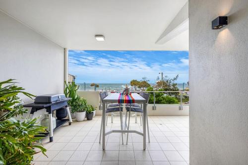 Beachfront with Pool - 3 bed 2 bath spacious open plan