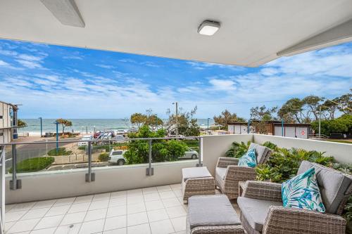 Beachfront with Pool - 3 bed 2 bath spacious open plan