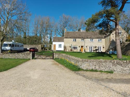 外部景觀, Thames Head Wharf - Historic Cotswold Cottage with Stunning Countryside Views in 賽倫塞斯特