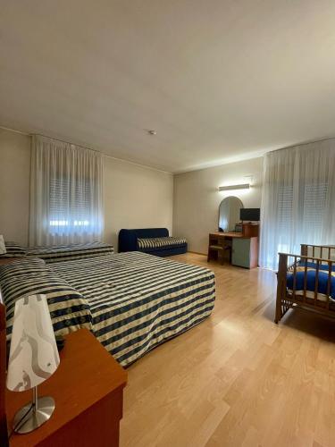1 queen bed, 2 twin beds