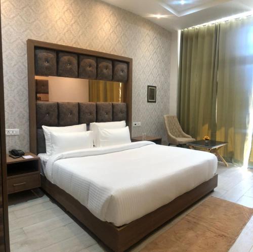 SPT Clarks Inn Suite, Mandi