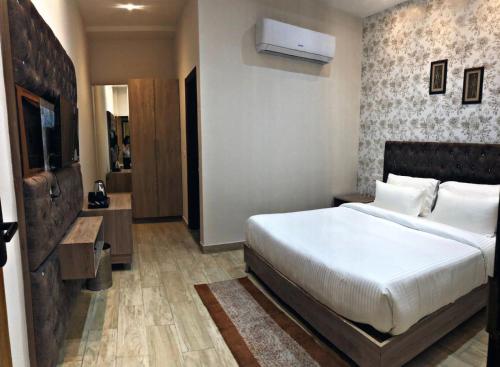 SPT Clarks Inn Suite, Mandi