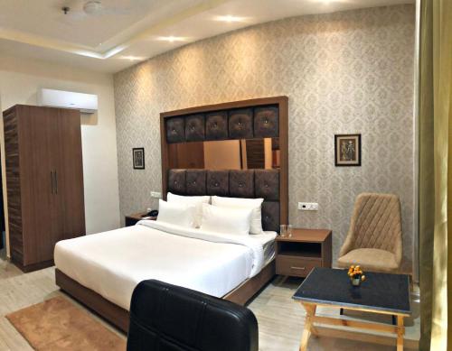 SPT Clarks Inn Suite, Mandi