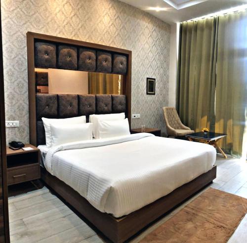 SPT Clarks Inn Suite, Mandi