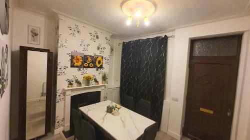 2 bedroom house, Tunstall, Stoke-on-Trent. in Tunstall