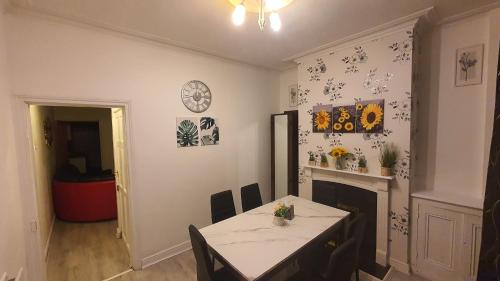 2 bedroom house, Tunstall, Stoke-on-Trent. in Tunstall
