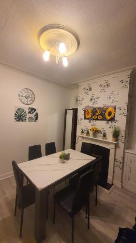 2 bedroom house, Tunstall, Stoke-on-Trent. in Tunstall