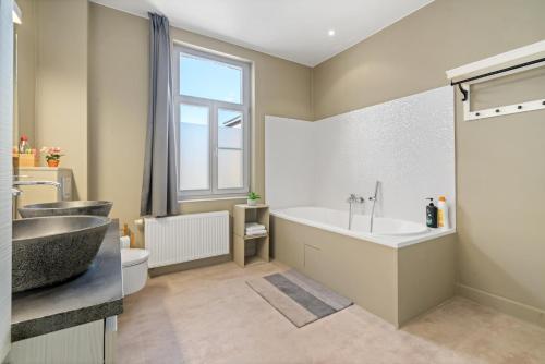 Spacious Guest Suites near Historic Market - 5 Min Walk 3