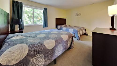 Put-in-Bay Poolview Condo #7 - image 11