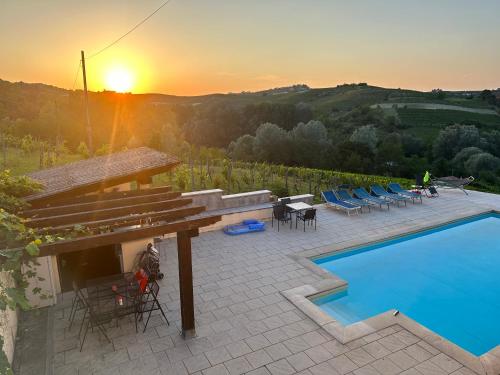  Casa Roberto Pool with Bar 5 bedrooms 2 bathrooms Great For Groups in Castel Rocchero