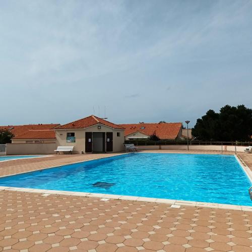 Maison de 2 chambres a Brem sur Mer a 800 m de la plage avec piscine partagee et jardin clos