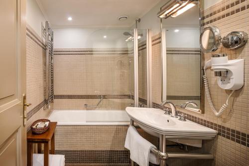 Superior Double Room image 1