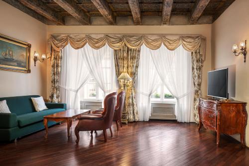 Iron Gate Suite image 7