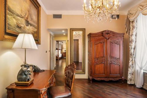 Iron Gate Suite image 4