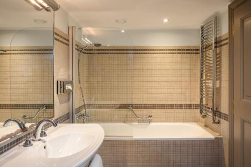 Deluxe Suite image 8