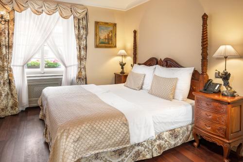 Deluxe Suite room in Iron Gate Hotel & Suites Prague by BHG